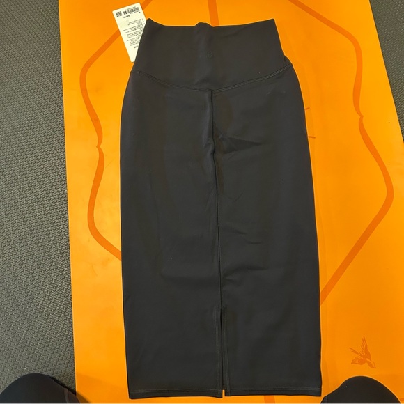 Lululemon Nulu Slim Fit High Rise Skirt Sz 6 Black - Picture 6 of 6
